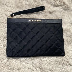 MICHAEL KORS NYLON QUILTED WRISTLET